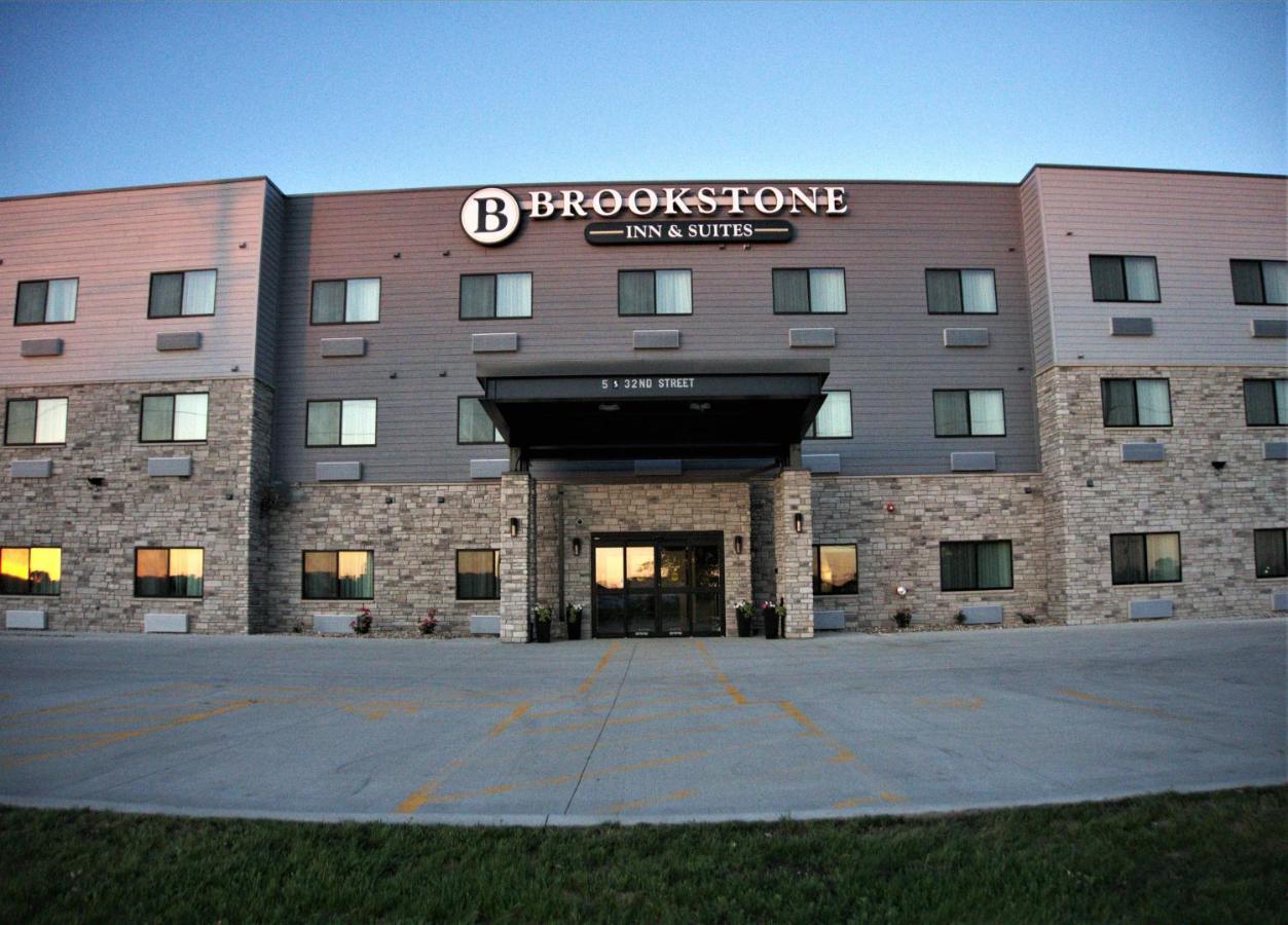 Brookstone Inn & Suites Fort Dodge Exterior photo